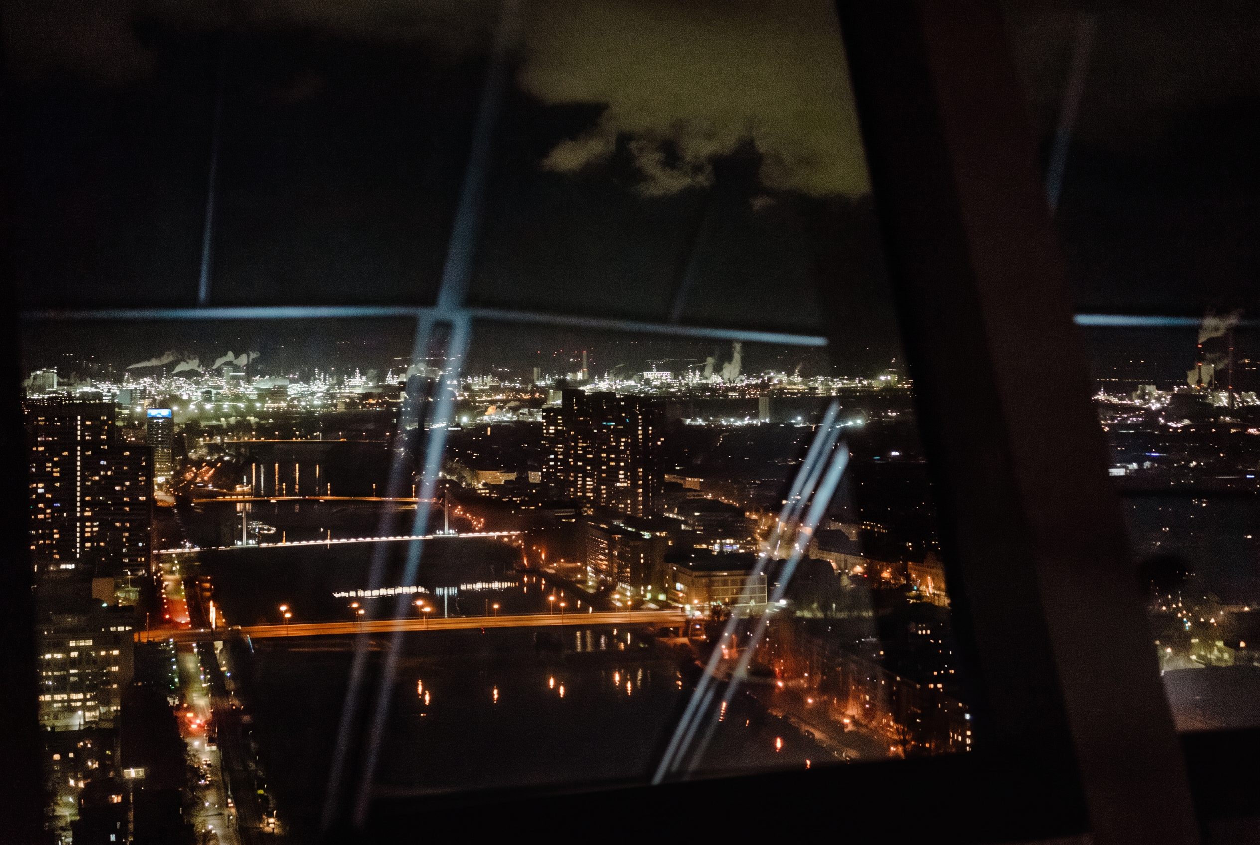 Mannheim bei Nacht durchs Fenster